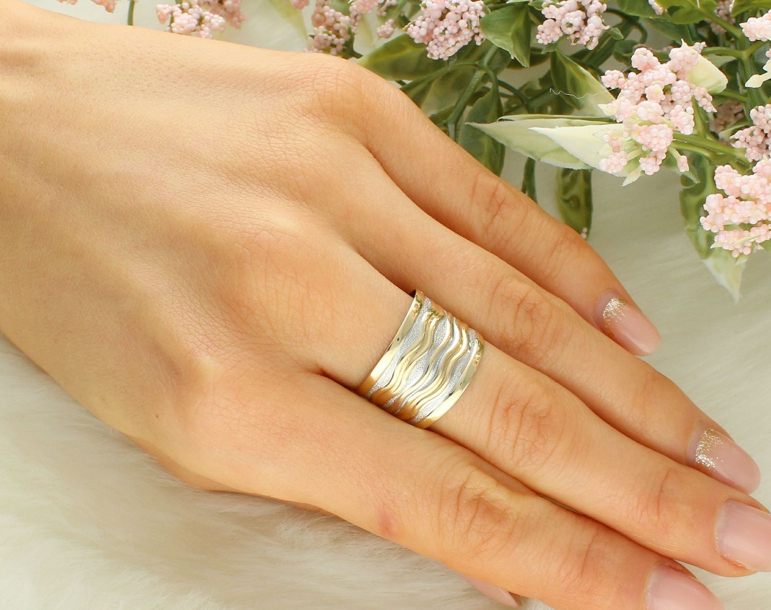 Pierścionek złoty zdobiony białym złotem PI 874 375 Pierścionek wykonany z żółtego 9 karatowego złota o charakterystycznej formie. Złote pierścionki 375 idealne na prezent. Damski złoty pierścionek  2.jpg